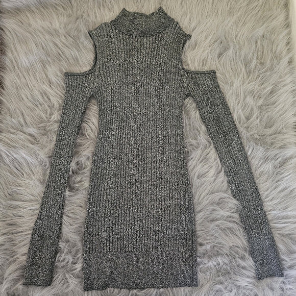 Shoulder cut off long sleeve sweater by Questions - Picture 7 of 9